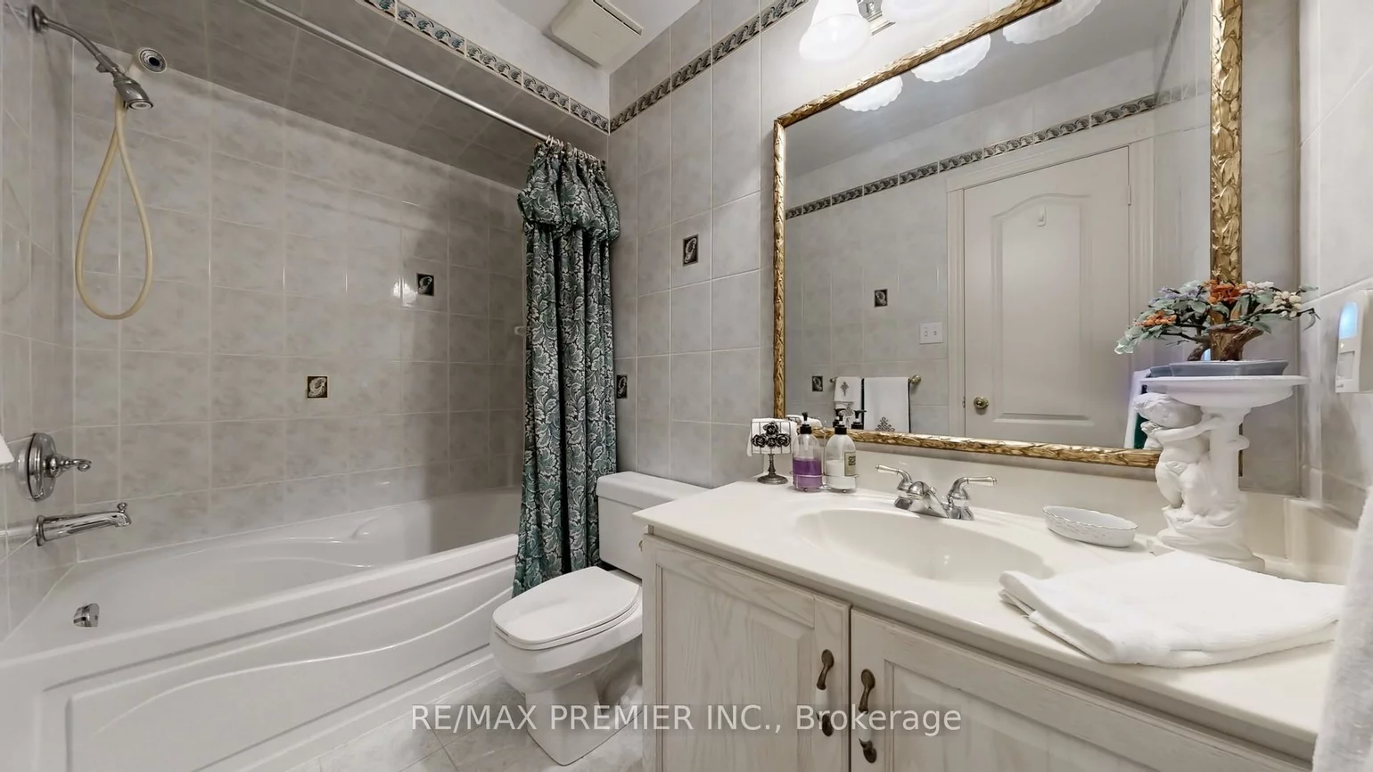 32, Veneto, Vaughan Grove, Vaughan