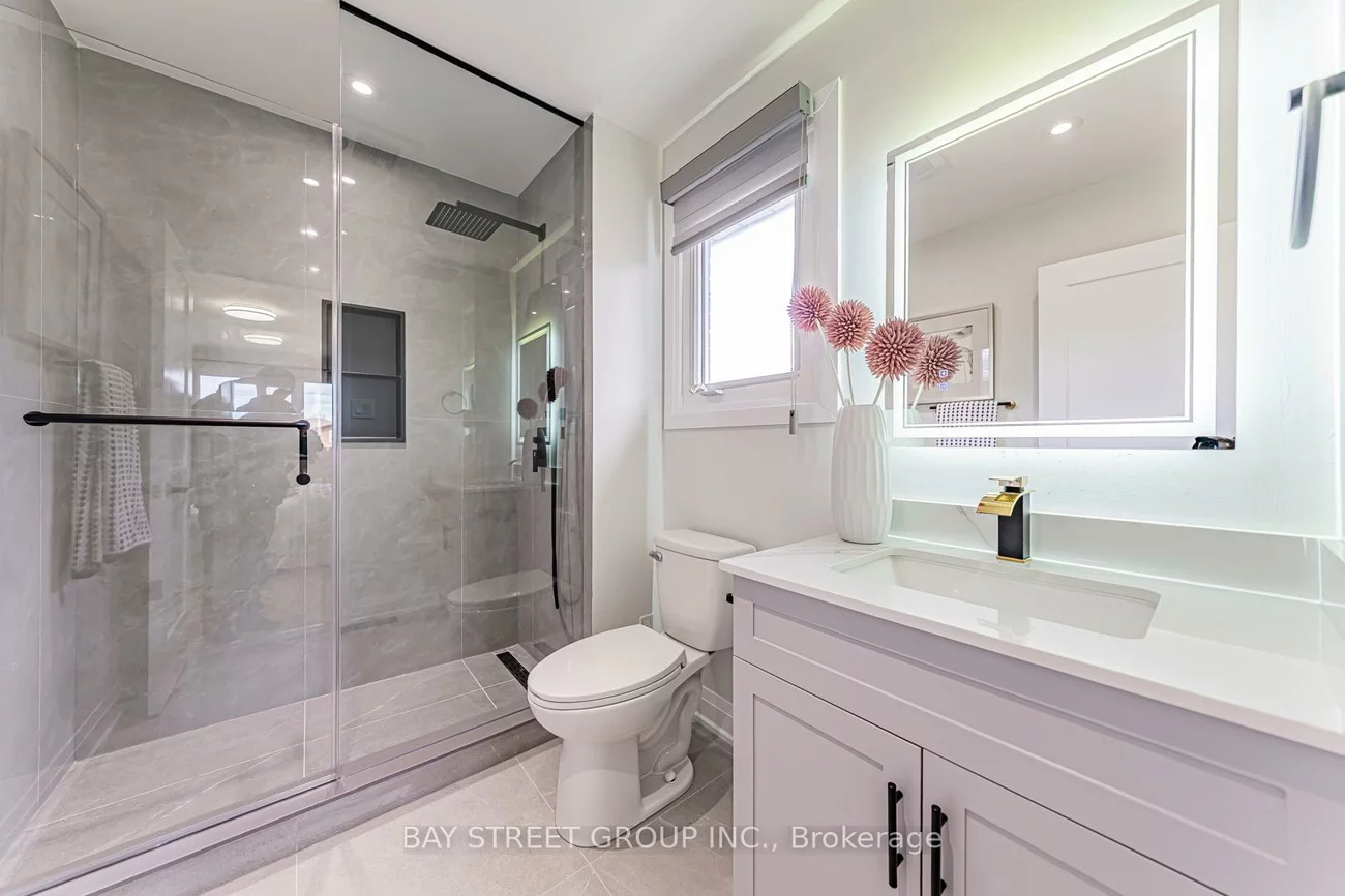 146, Cabinet, West Woodbridge, Vaughan