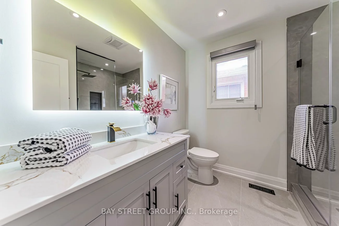 146, Cabinet, West Woodbridge, Vaughan