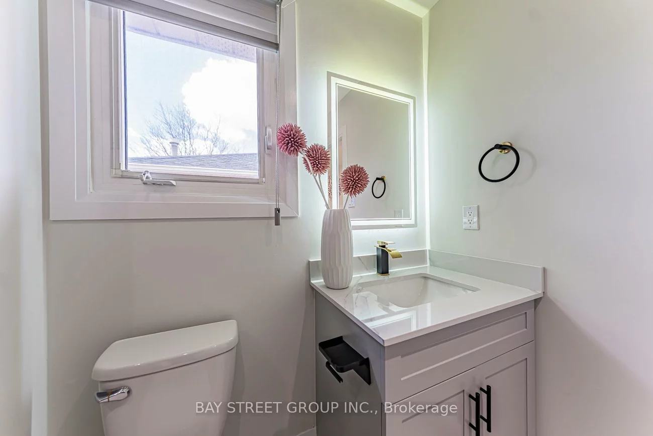 146, Cabinet, West Woodbridge, Vaughan