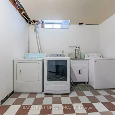 146, Cabinet, West Woodbridge, Vaughan