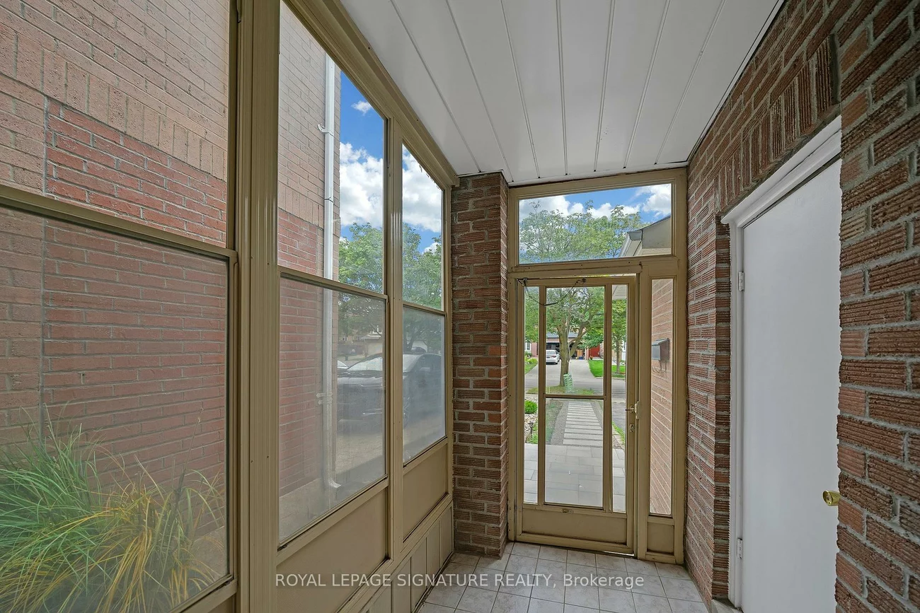 107, Roxborough, Uplands, Vaughan