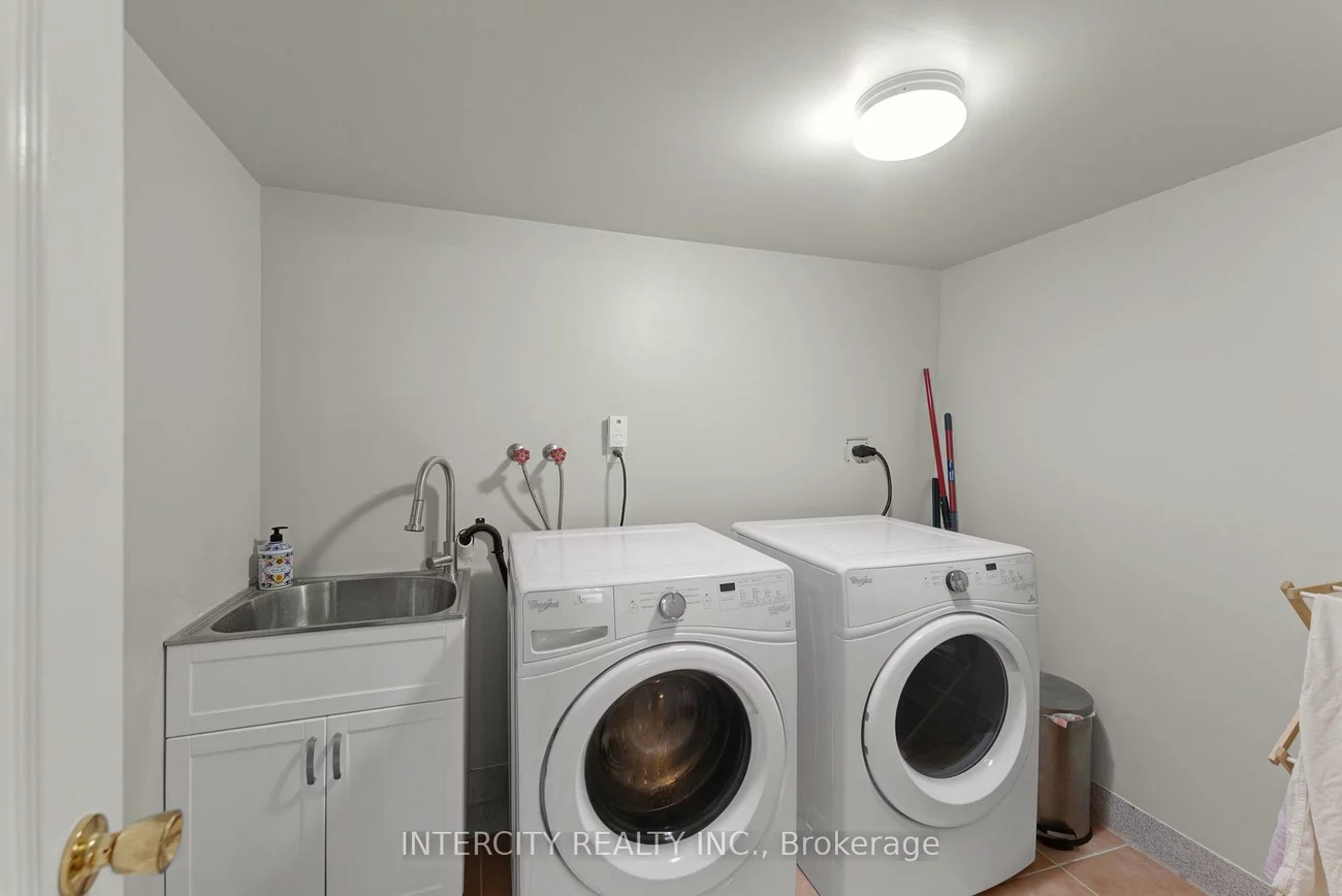 37, Redfinch, Vellore Village, Vaughan
