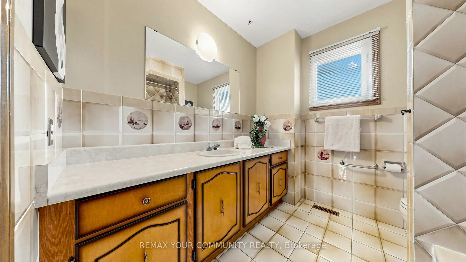 2, Janus, West Woodbridge, Vaughan