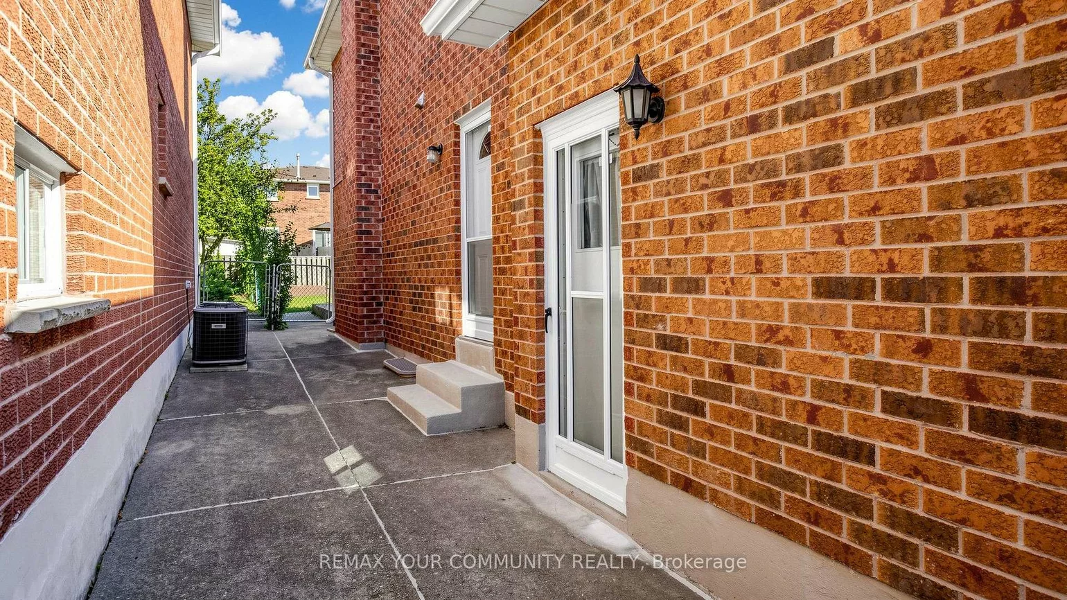 2, Janus, West Woodbridge, Vaughan