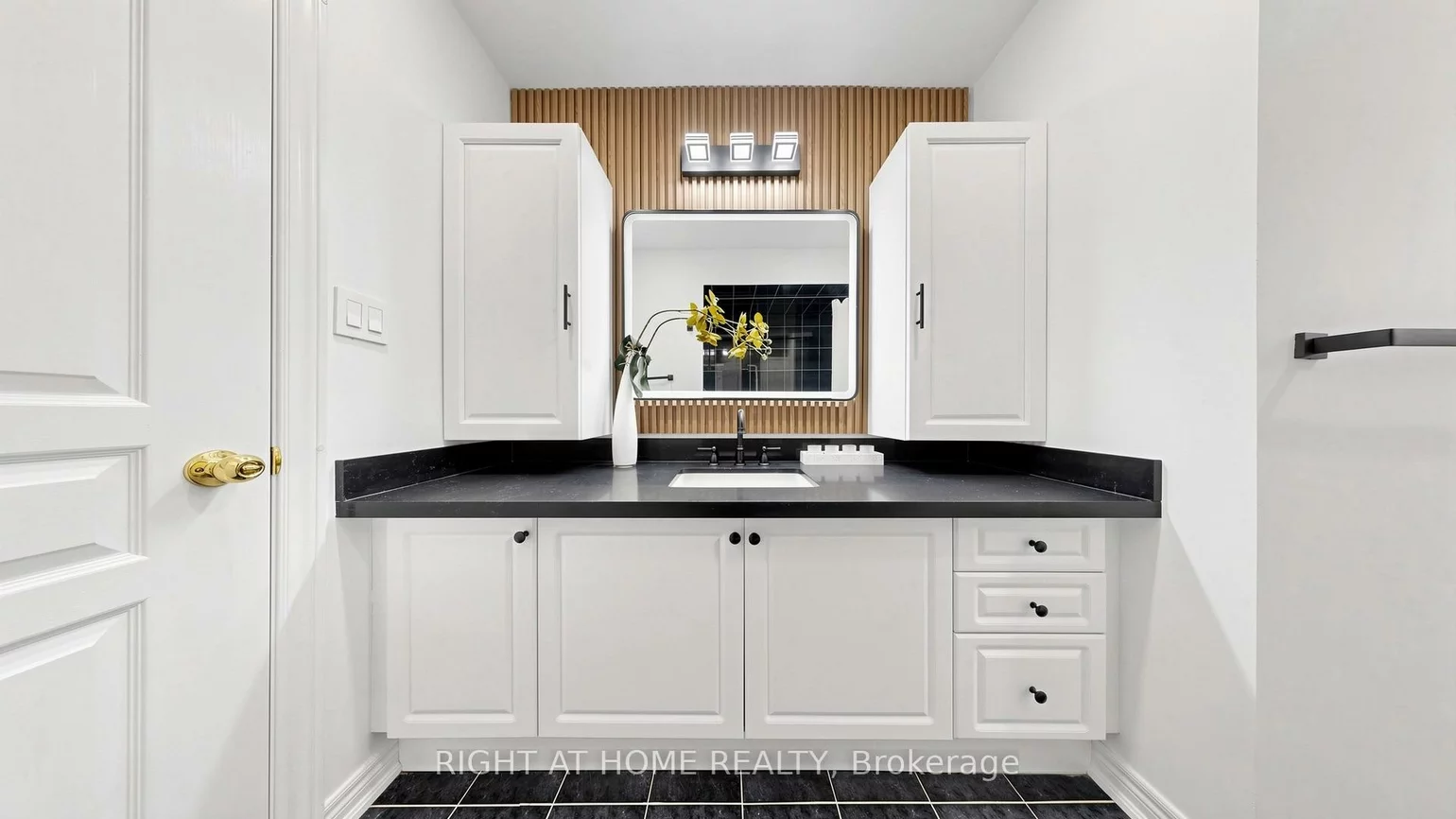 40, Chateau, Vellore Village, Vaughan