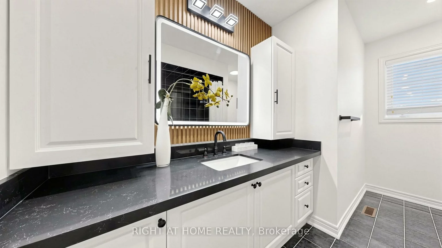 40, Chateau, Vellore Village, Vaughan