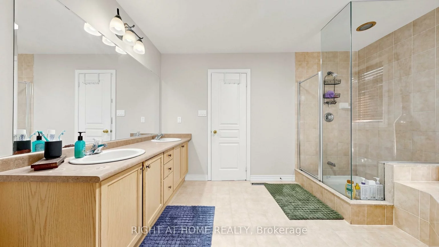 40, Chateau, Vellore Village, Vaughan