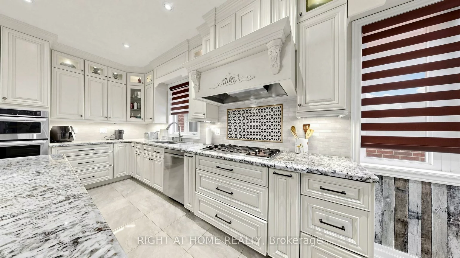 40, Chateau, Vellore Village, Vaughan