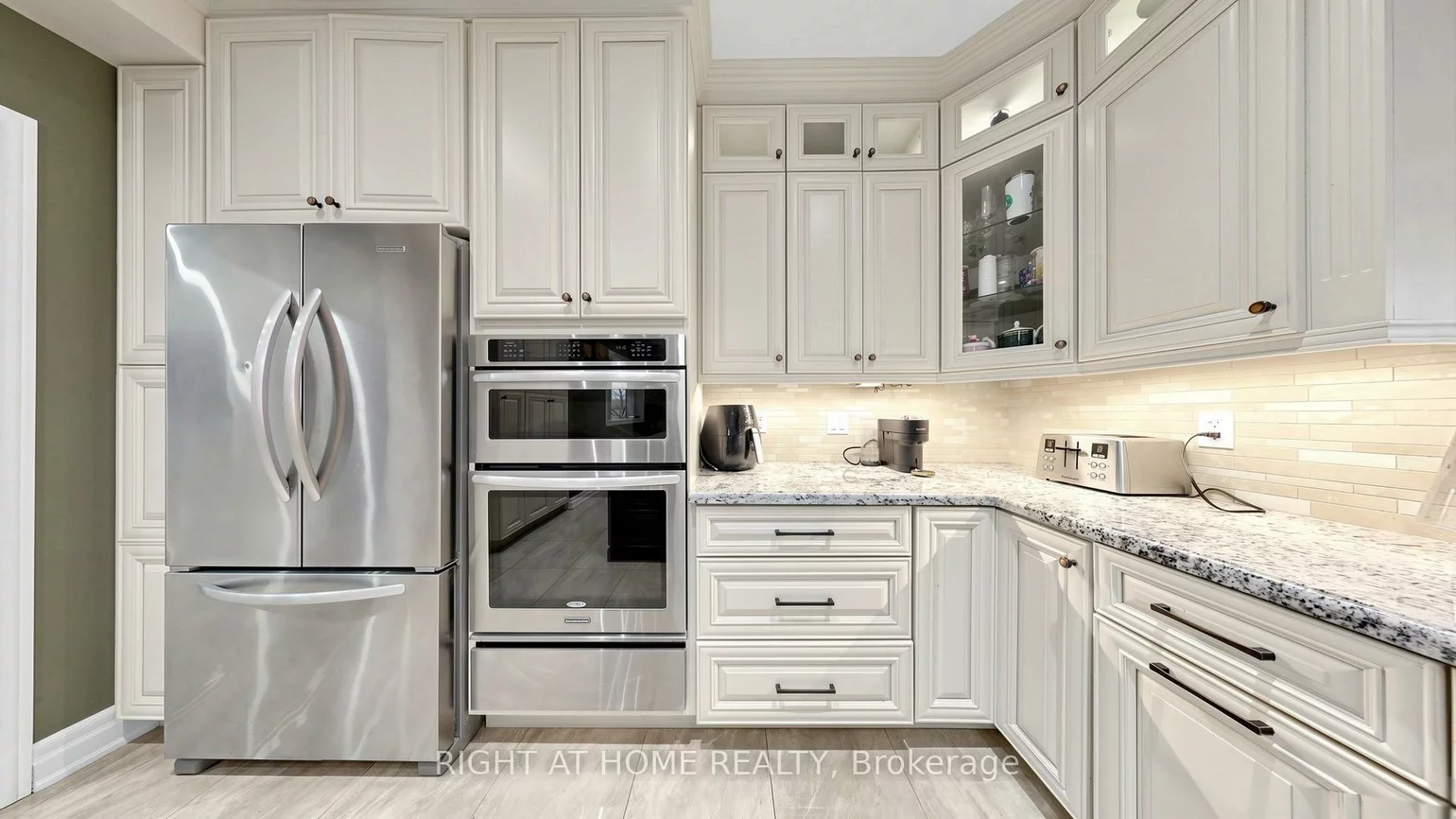 40, Chateau, Vellore Village, Vaughan
