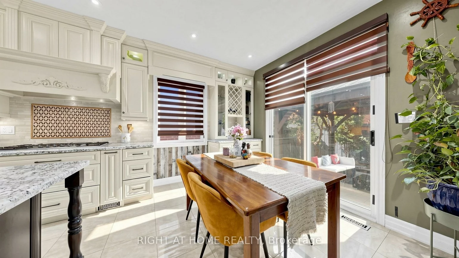 40, Chateau, Vellore Village, Vaughan