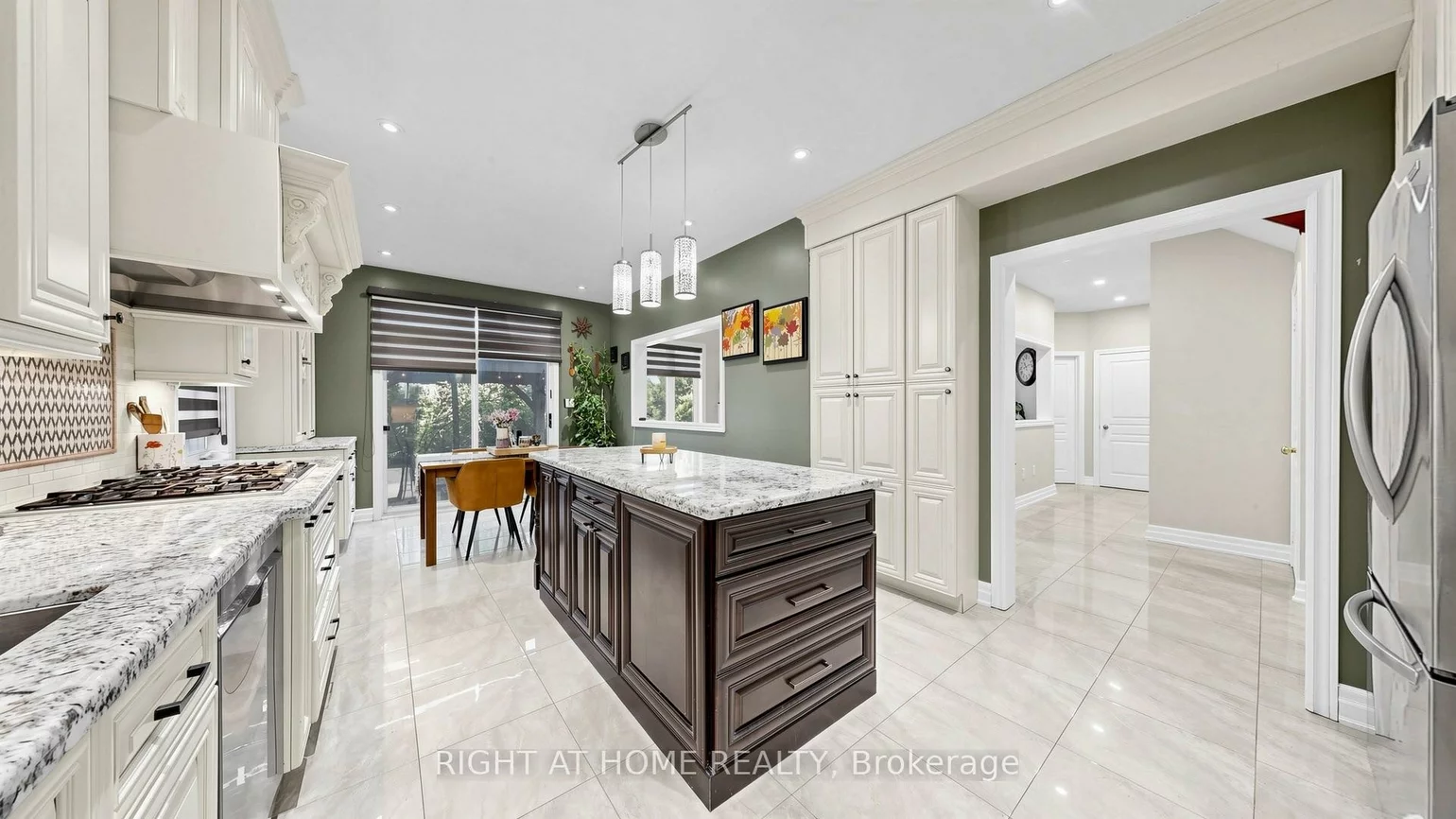 40, Chateau, Vellore Village, Vaughan
