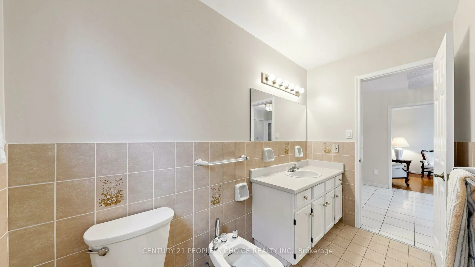 82, Embassy, East Woodbridge, Vaughan