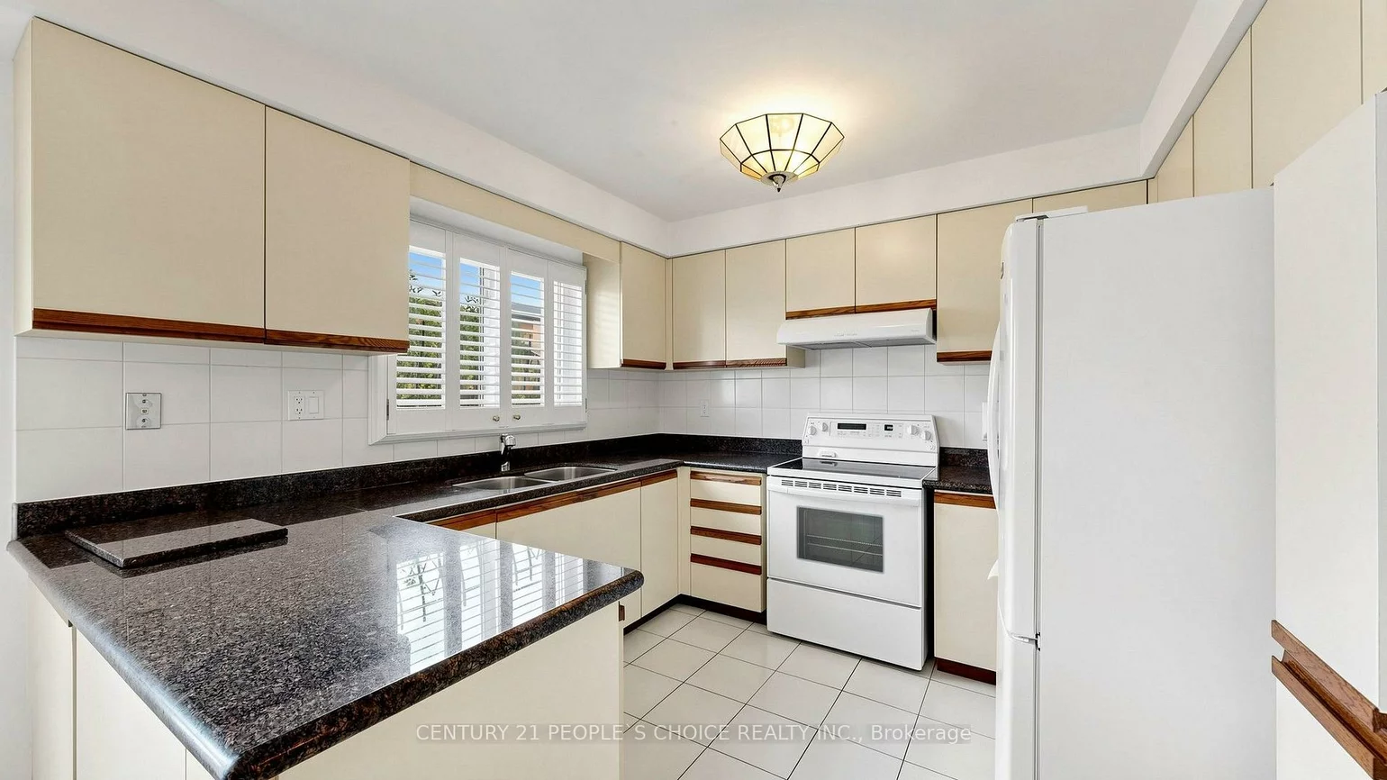 82, Embassy, East Woodbridge, Vaughan