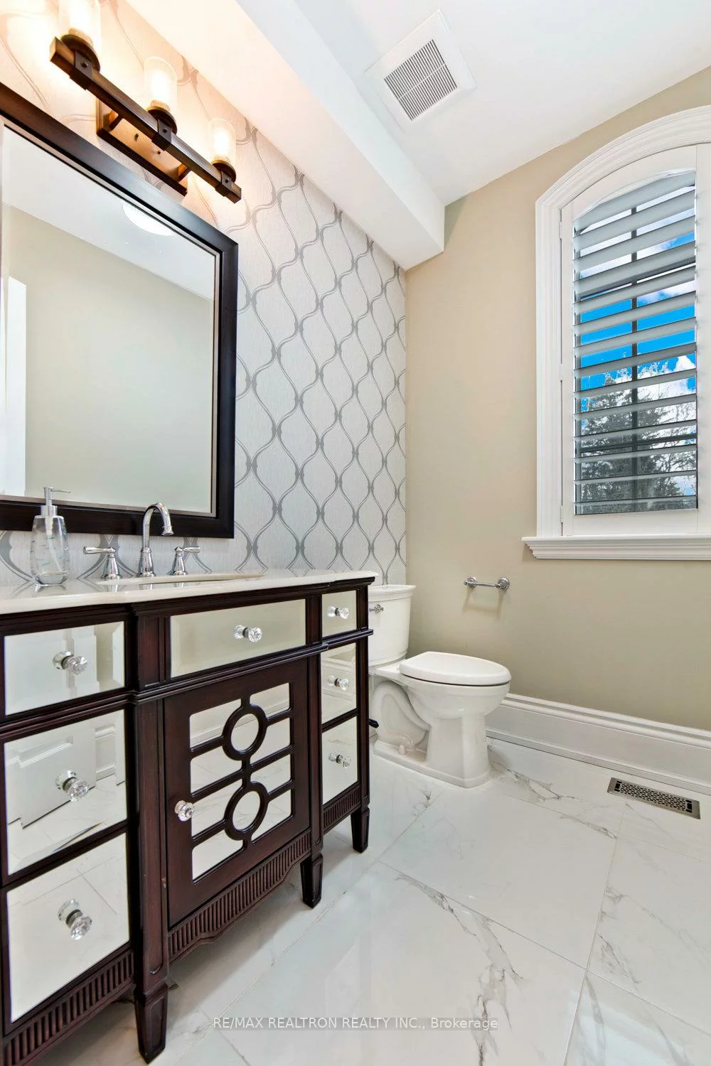 138, Centre, Uplands, Vaughan