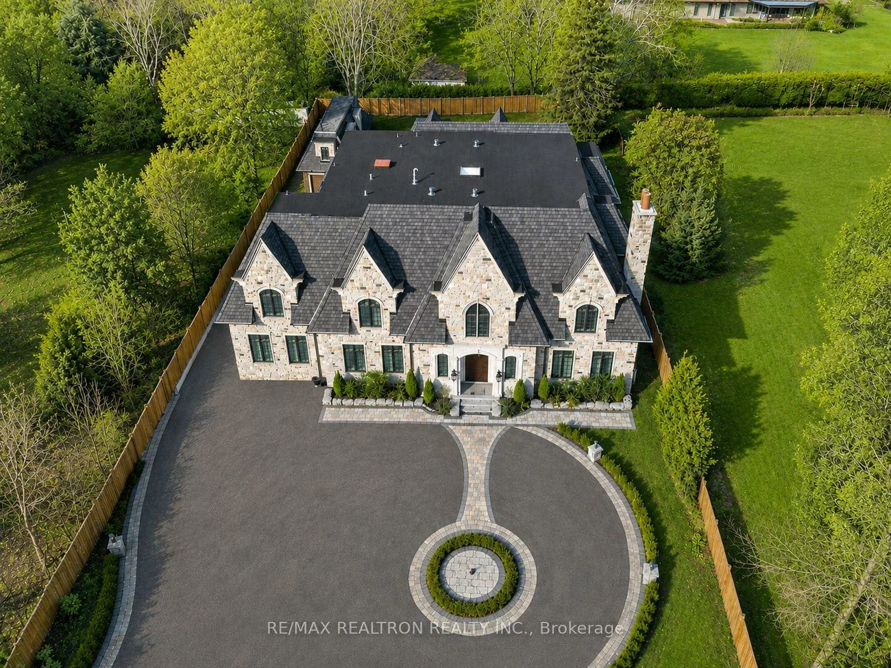 138, Centre, Uplands, Vaughan