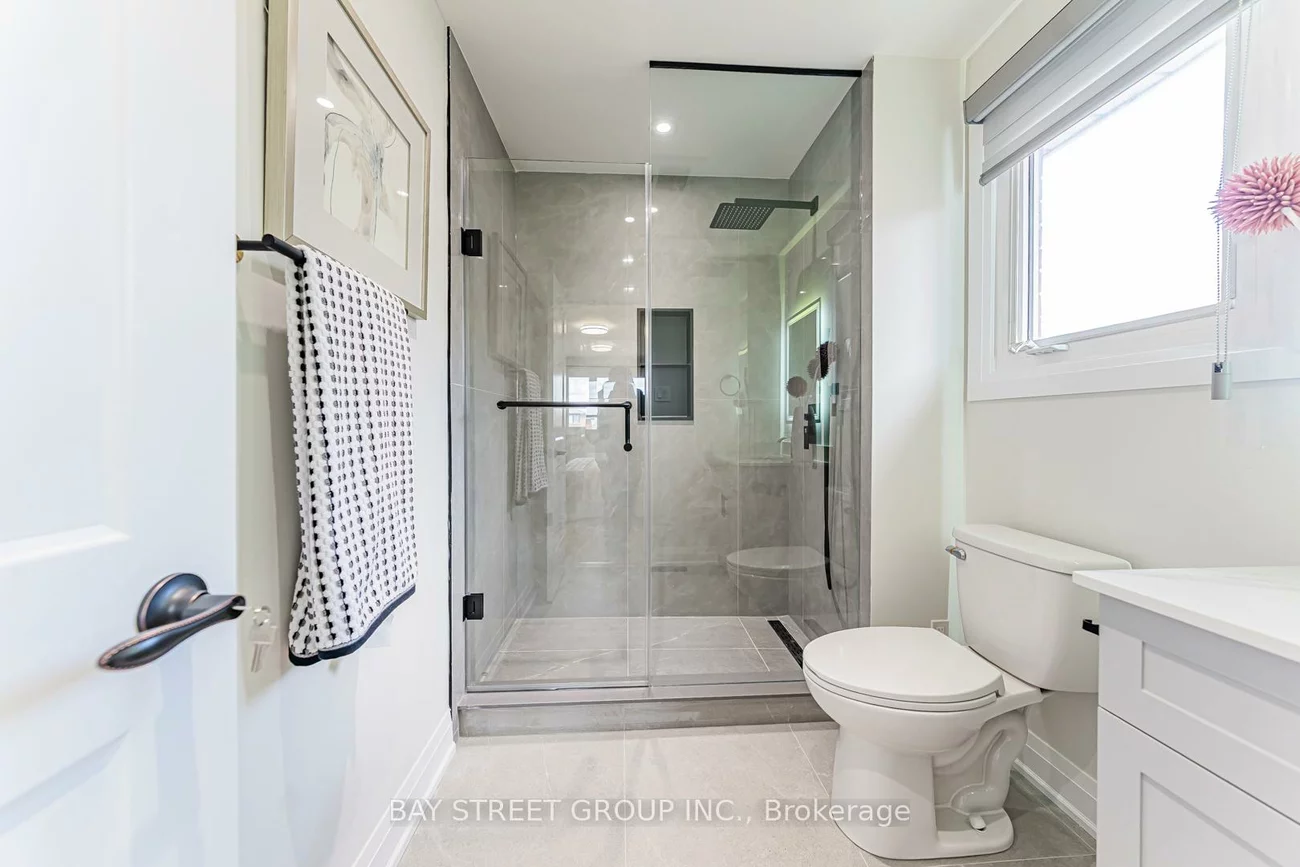 146, Cabinet, West Woodbridge, Vaughan