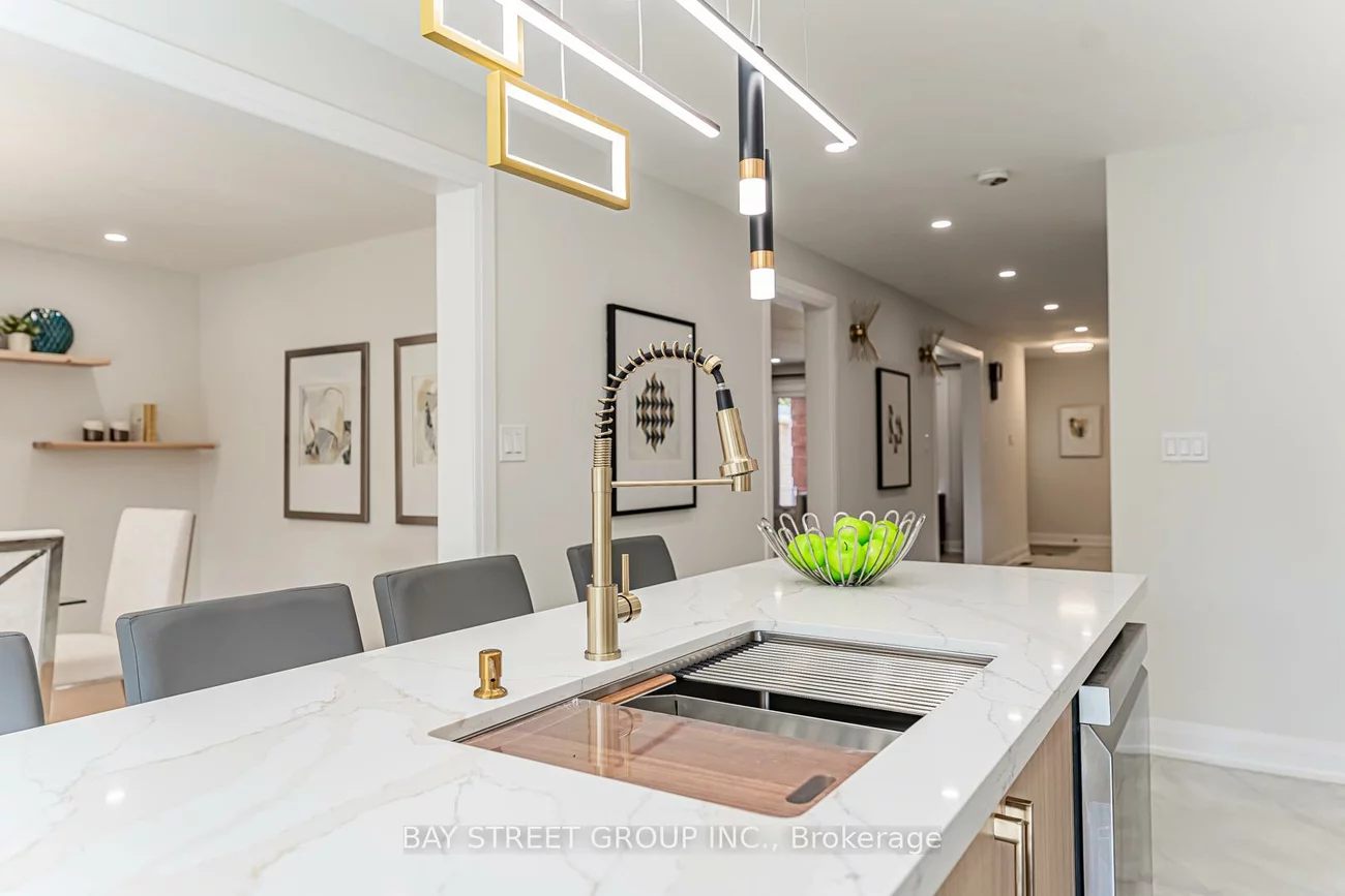 146, Cabinet, West Woodbridge, Vaughan