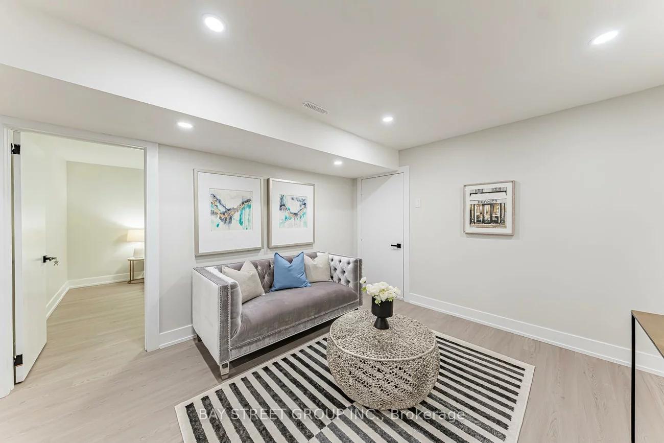 146, Cabinet, West Woodbridge, Vaughan