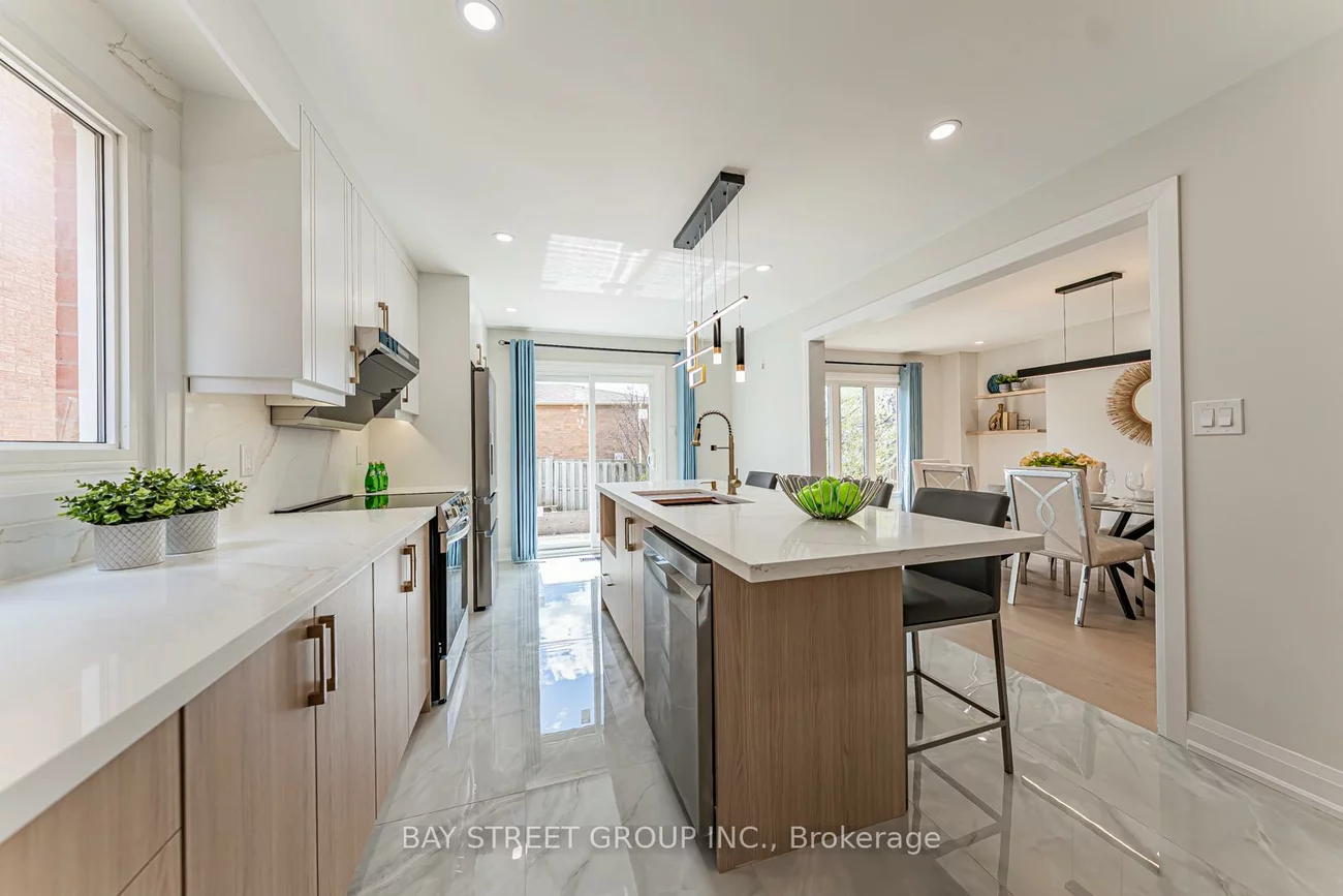 146, Cabinet, West Woodbridge, Vaughan