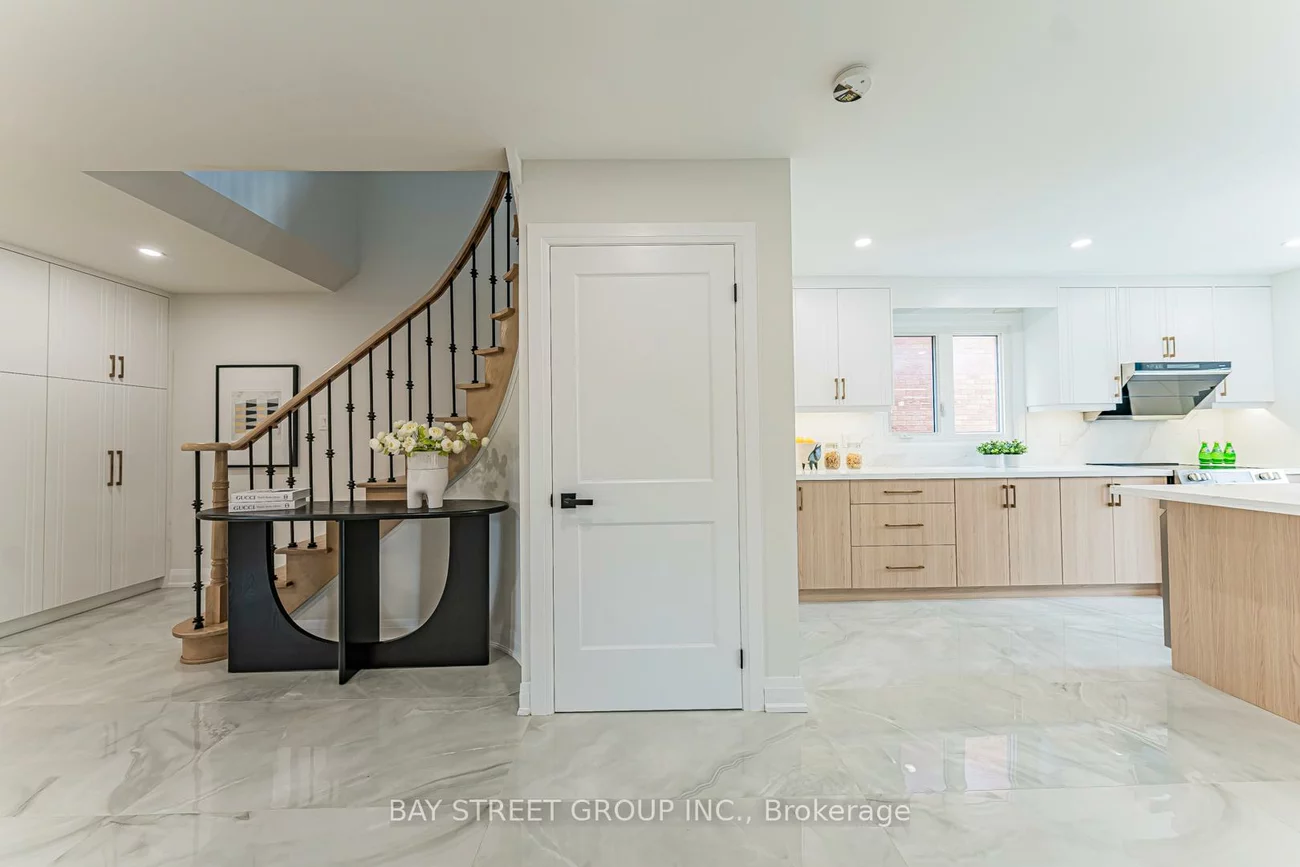 146, Cabinet, West Woodbridge, Vaughan