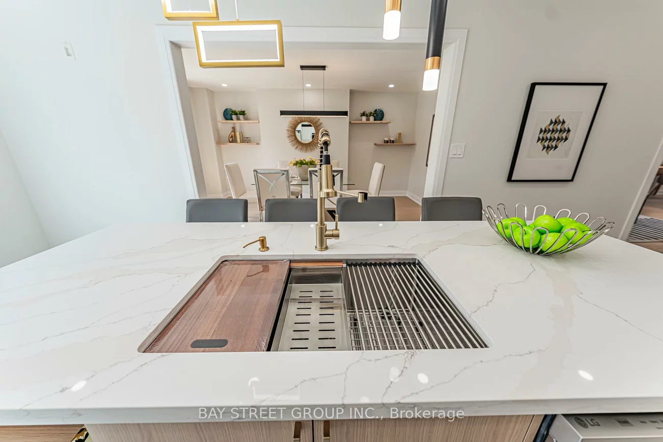 146, Cabinet, West Woodbridge, Vaughan