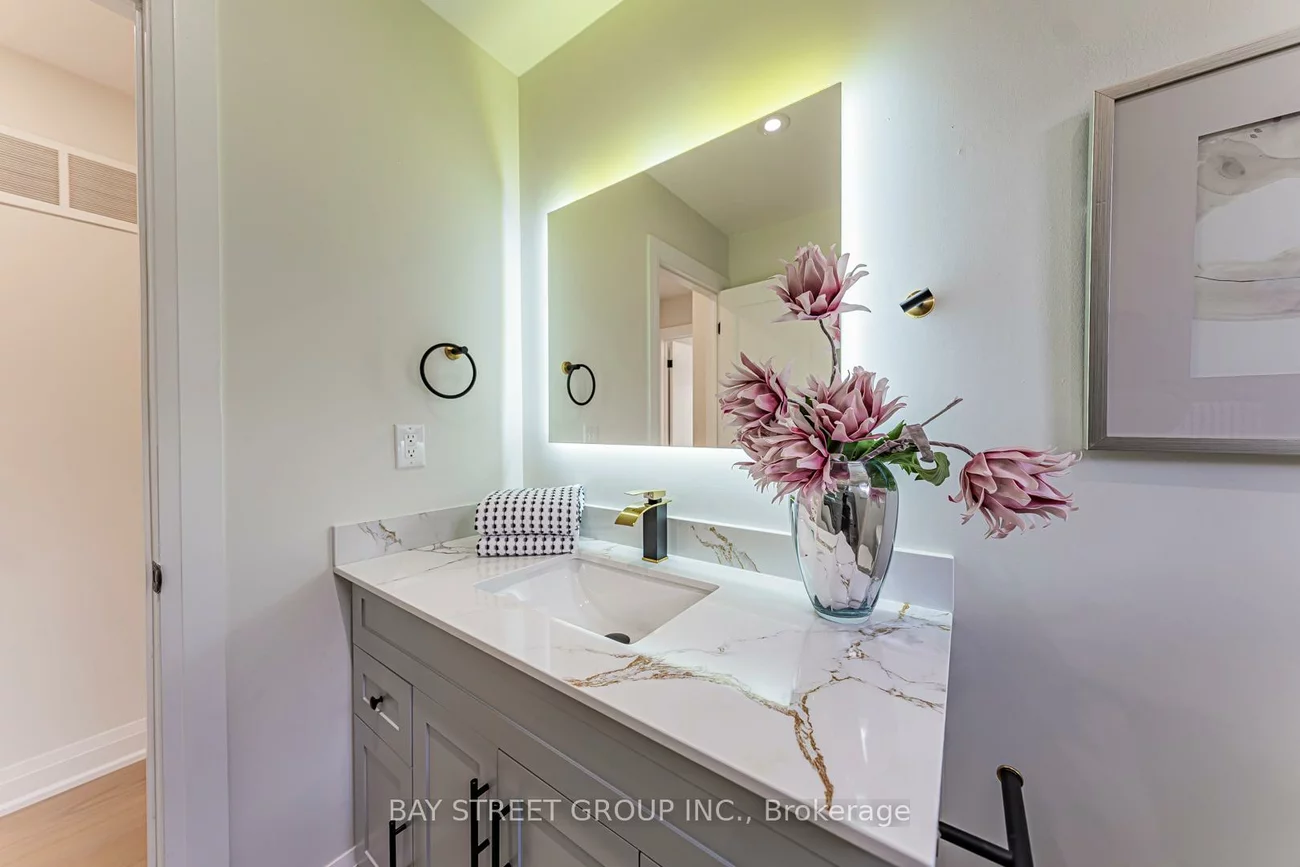 146, Cabinet, West Woodbridge, Vaughan
