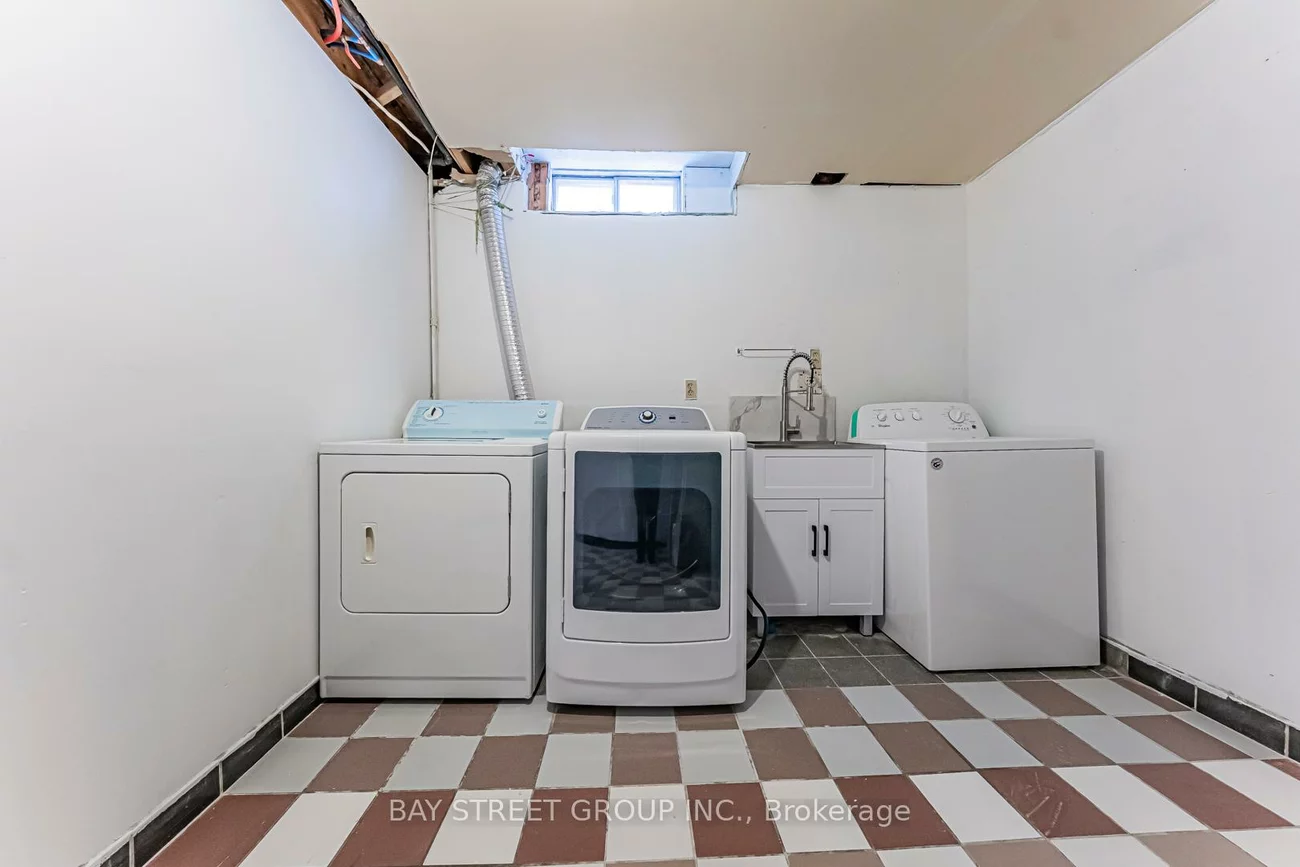 146, Cabinet, West Woodbridge, Vaughan