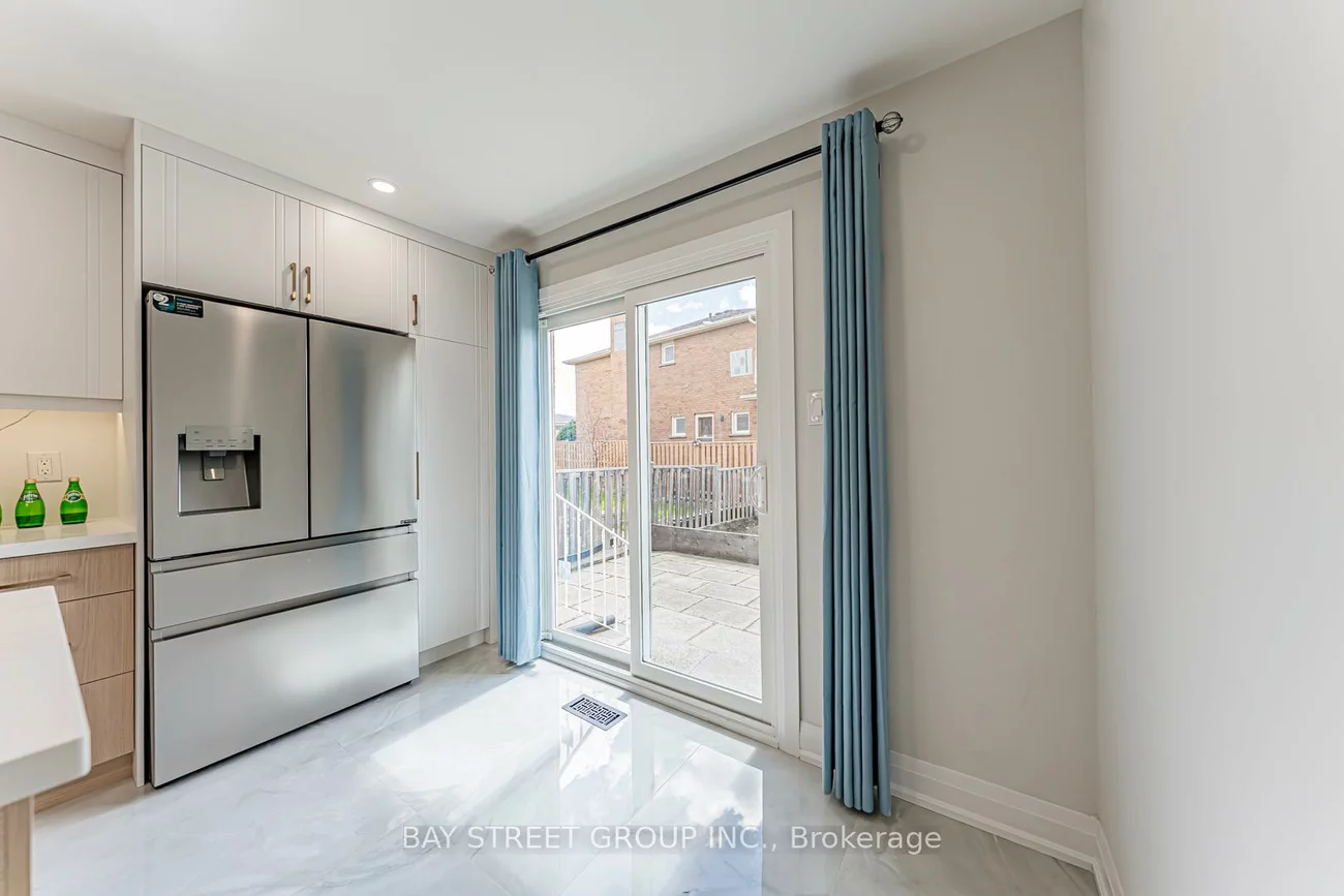 146, Cabinet, West Woodbridge, Vaughan